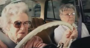 stara zena vozi