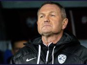 Matjaž Kek na klupi s ozbiljnim izrazom lica