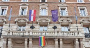 Zastava duginih boja na zgradi gradske uprave 640x427