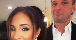 1525284 ozenio 20 godina mladju ls