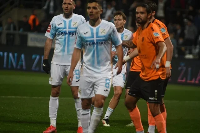 ezgif 270ce6baac2206.v1