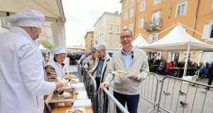 Tradicionalna marenda s gradanima na korzu uoci Uskrsa 5