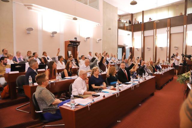 Vijecnici koji su glasali za prijedlog da se za predsjednika Gradskog vijeca izabere Robert Kurelic scaled