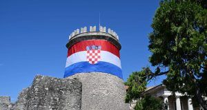 Drzavna zastava Republike Hrvatske obavila kulu Gradine Trsat 1 1200x800