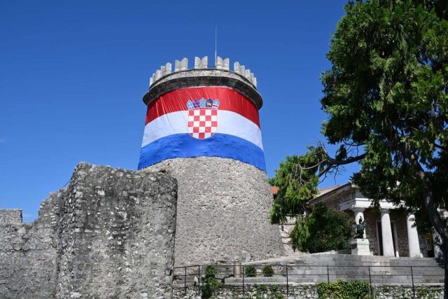 Drzavna zastava Republike Hrvatske obavila kulu Gradine Trsat 1 1200x800
