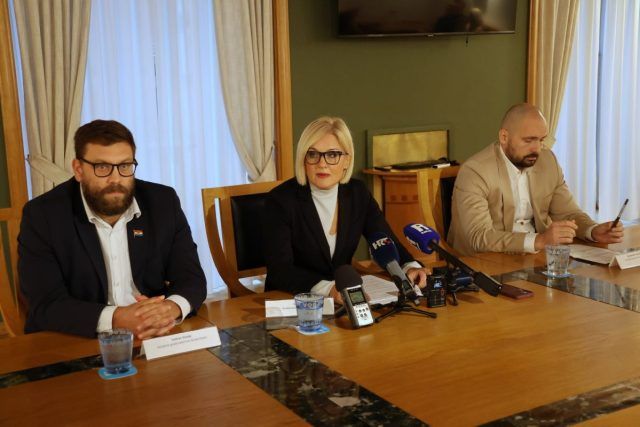 Konferencija za novinare o smanjenju poreza na dohodak 3 1200x800 Konferencija za novinare o smanjenju poreza na dohodak 3 1200x800