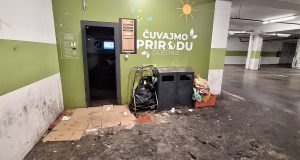 Detalj nereda oko automata za povrat boca u Plodinama na Srdočima, s nagomilanim otpadom i vrećama.