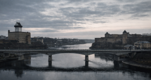 Most preko rijeke Narve koji povezuje estonsku Narvu i ruski Ivangorod na granici Estonije i Rusije, snimljen u mirnim, neutralnim uvjetima.