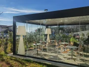 Bioklimatske pergole kao odgovor na moderan život na otvorenom Pergola Twist na terasi kafića