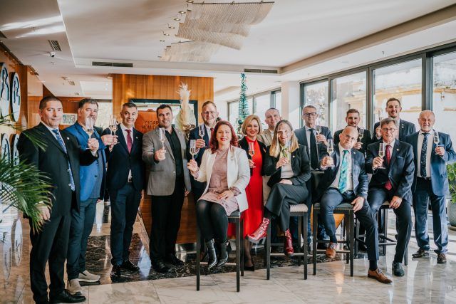 Članovi udruženja Kvarner Wines sa županom PGŽ Ivicom Lukanovićem i direktoricom TZ Kvarnera Irenom Peršić Živadinov (Stills&Motion factory).jpg