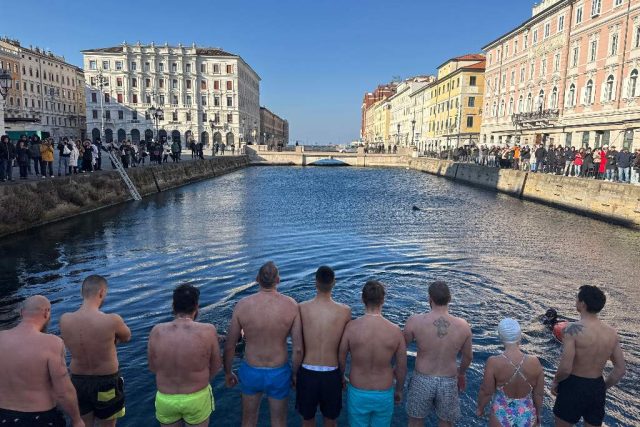 Trieste@news Teofania serba il rito delle acque in 14 si tuffano nel Canal Grande