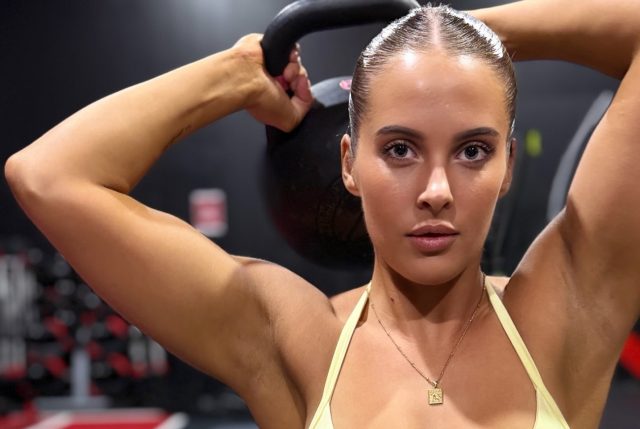 Forward energy only. Everything else is noise.••••••••••#gymmotivation #athleticgirl #gymworkout