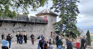 Strani novinari u posjetu Trsatskom kaštelu u sklopu projekta Zlatna penkala 20260415 101955 (1)