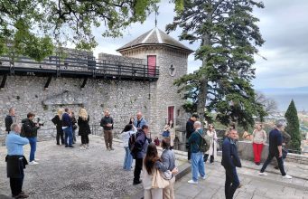 Strani novinari u posjetu Trsatskom kaštelu u sklopu projekta Zlatna penkala 20260415 101955 (1)