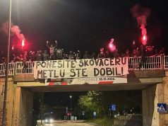 Navijači Šajete iz Poreča drže transparent s provokativnom porukom uoči derbija protiv Pazinke, uz pojačane tenzije nakon nedavnog sukoba navijačkih skupina