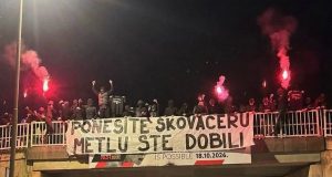 Navijači Šajete iz Poreča drže transparent s provokativnom porukom uoči derbija protiv Pazinke, uz pojačane tenzije nakon nedavnog sukoba navijačkih skupina