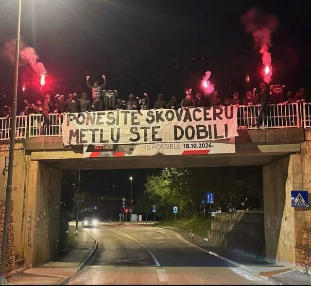 Navijači Šajete iz Poreča drže transparent s provokativnom porukom uoči derbija protiv Pazinke, uz pojačane tenzije nakon nedavnog sukoba navijačkih skupina