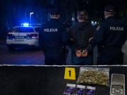PAO U RIJECI: Policija u stanu pronašla drogu i vagu, sumnja na preprodaju Policija u Rijeci uhitila muškarca zbog sumnje na preprodaju droge, uz zaplijenjenu konoplju, paketiće sintetskih kanabinoida i digitalnu vagu