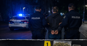 PAO U RIJECI: Policija u stanu pronašla drogu i vagu, sumnja na preprodaju Policija u Rijeci uhitila muškarca zbog sumnje na preprodaju droge, uz zaplijenjenu konoplju, paketiće sintetskih kanabinoida i digitalnu vagu