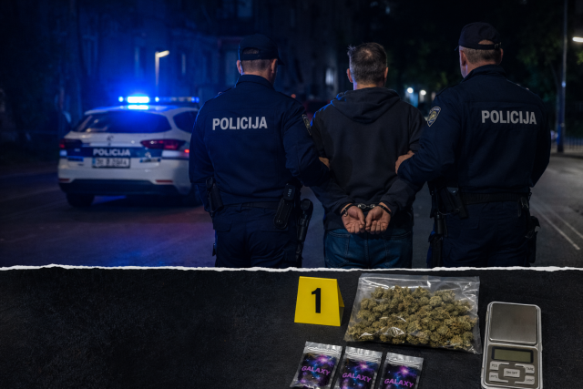 Policija u Rijeci uhitila muškarca zbog sumnje na preprodaju droge, uz zaplijenjenu konoplju, paketiće sintetskih kanabinoida i digitalnu vagu