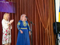 Glazbeni mozaik na Trsatu u Rijeci, nastup izvođačica na pozornici uz ukrajinsku zastavu i publiku