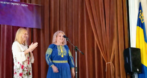 Glazbeni mozaik na Trsatu u Rijeci, nastup izvođačica na pozornici uz ukrajinsku zastavu i publiku