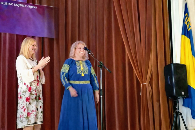 Glazbeni mozaik na Trsatu u Rijeci, nastup izvođačica na pozornici uz ukrajinsku zastavu i publiku