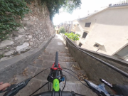 Biciklist juri niz trsatske stube u Rijeci i u zadnji trenutak izbjegava pješakinju na uskim kamenim stepenicama