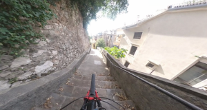 Biciklist juri niz trsatske stube u Rijeci i u zadnji trenutak izbjegava pješakinju na uskim kamenim stepenicama