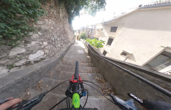 Biciklist juri niz trsatske stube u Rijeci i u zadnji trenutak izbjegava pješakinju na uskim kamenim stepenicama