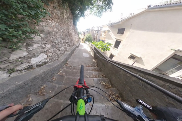 Biciklist juri niz trsatske stube u Rijeci i u zadnji trenutak izbjegava pješakinju na uskim kamenim stepenicama