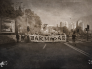 Navijači Armade marširaju riječkim ulicama uz dim baklji, nose veliki transparent s natpisom „ARMADA“ uoči Jadranskog derbija.