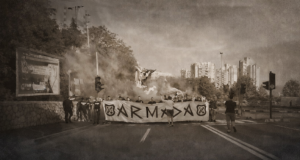 Navijači Armade marširaju riječkim ulicama uz dim baklji, nose veliki transparent s natpisom „ARMADA“ uoči Jadranskog derbija.