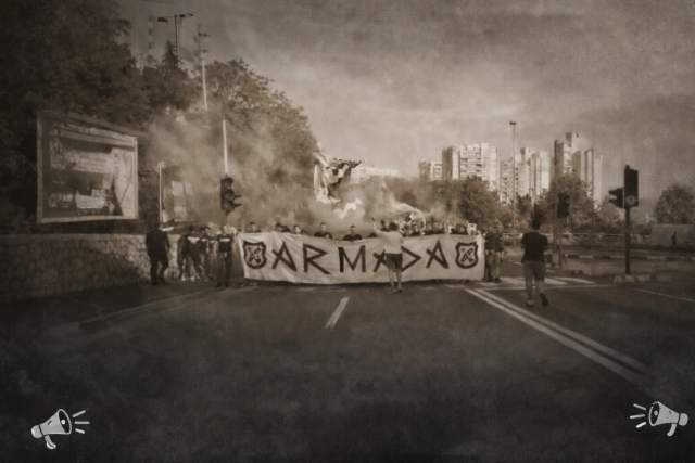 Navijači Armade marširaju riječkim ulicama uz dim baklji, nose veliki transparent s natpisom „ARMADA“ uoči Jadranskog derbija.