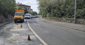 Zametska ulica u Rijeci s tragovima izlivenog ulja na kolniku, prometni čunjevi označavaju sklisku dionicu dok se vozila kreću usporeno.