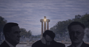 Siluete trojice muškaraca na groblju ispred osvijetljenog križa, uz natpis o priznanju jedne strane riječke povijesti.