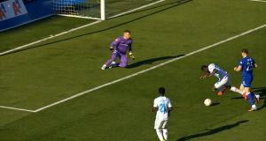 Sporna situacija s derbija Dinamo – Rijeka: prekršaj nad Adjeijem u izglednoj gol-šansi bez dosuđenog crvenog kartona, odluka izazvala kontroverze.