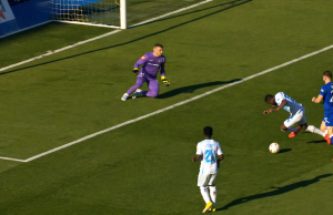 Sporna situacija s derbija Dinamo – Rijeka: prekršaj nad Adjeijem u izglednoj gol-šansi bez dosuđenog crvenog kartona, odluka izazvala kontroverze.