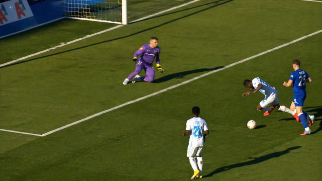 Sporna situacija s derbija Dinamo – Rijeka: prekršaj nad Adjeijem u izglednoj gol-šansi bez dosuđenog crvenog kartona, odluka izazvala kontroverze.