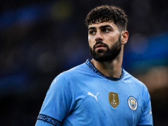 Joško Gvardiol u dresu Manchester Cityja tijekom utakmice, fokusiran pogled prema terenu.