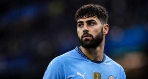 Joško Gvardiol u dresu Manchester Cityja tijekom utakmice, fokusiran pogled prema terenu.