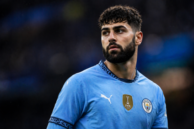 Joško Gvardiol u dresu Manchester Cityja tijekom utakmice, fokusiran pogled prema terenu.