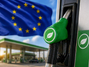 Zelena pumpa za gorivo ispred zastave Europske unije, simbol najave uvođenja E20 goriva s većim udjelom bioetanola.