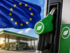 Zelena pumpa za gorivo ispred zastave Europske unije, simbol najave uvođenja E20 goriva s većim udjelom bioetanola.