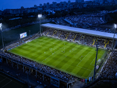 Zračna snimka stadiona na Rujevici tijekom večernje utakmice, osvijetljen teren i ispunjene tribine.