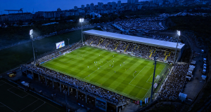 Zračna snimka stadiona na Rujevici tijekom večernje utakmice, osvijetljen teren i ispunjene tribine.