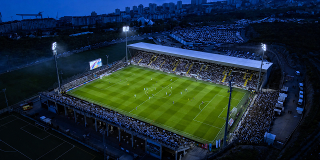 Zračna snimka stadiona na Rujevici tijekom večernje utakmice, osvijetljen teren i ispunjene tribine.
