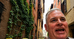 Muškarac govori u uskoj ulici europskog grada, dok su u donjem dijelu fotografije prikazane tri kružne fotografije hrvatskih političara.