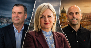 Gradonačelnica stoji između dvojice kandidata na ilustraciji koja simbolizira politički sukob i podijeljene strane oko upravljanja turizmom u Rijeci.