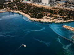 Zračni prikaz industrijskog područja Urinj uz obalu Kvarnera, s vidljivim tragovima onečišćenja u moru